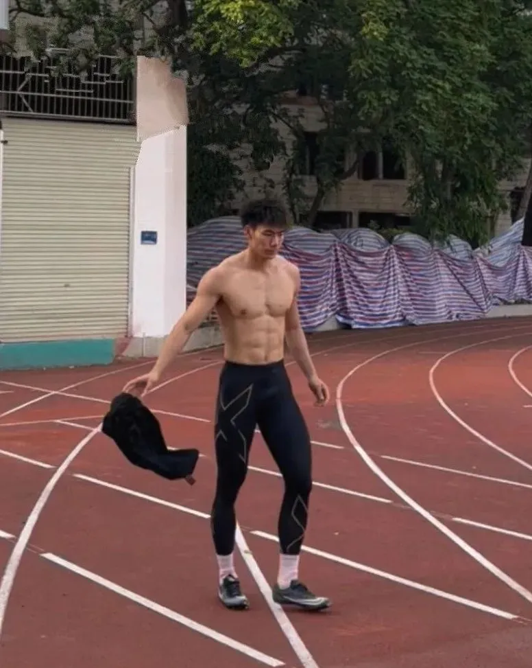 187CM 黑皮腹肌高弹猛男，广东大盘肌！