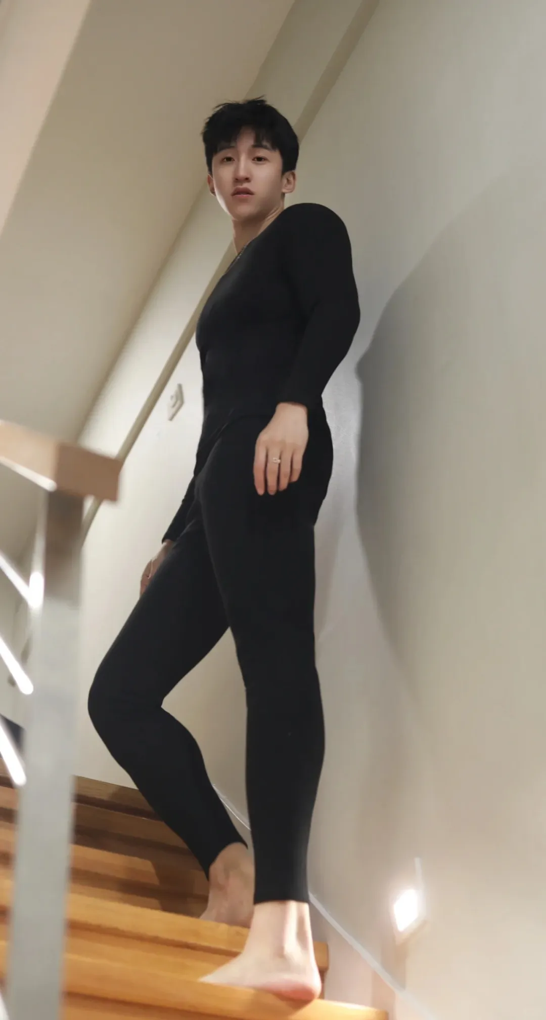 篮球场上的斯文大长腿男孩，阳光活力征服球场！