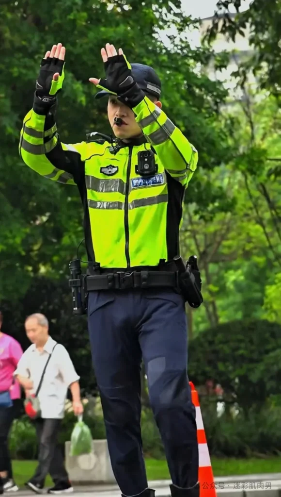 陈 sir 穿修身裤视频实力掩盖不住，竟还是寸头兵哥！