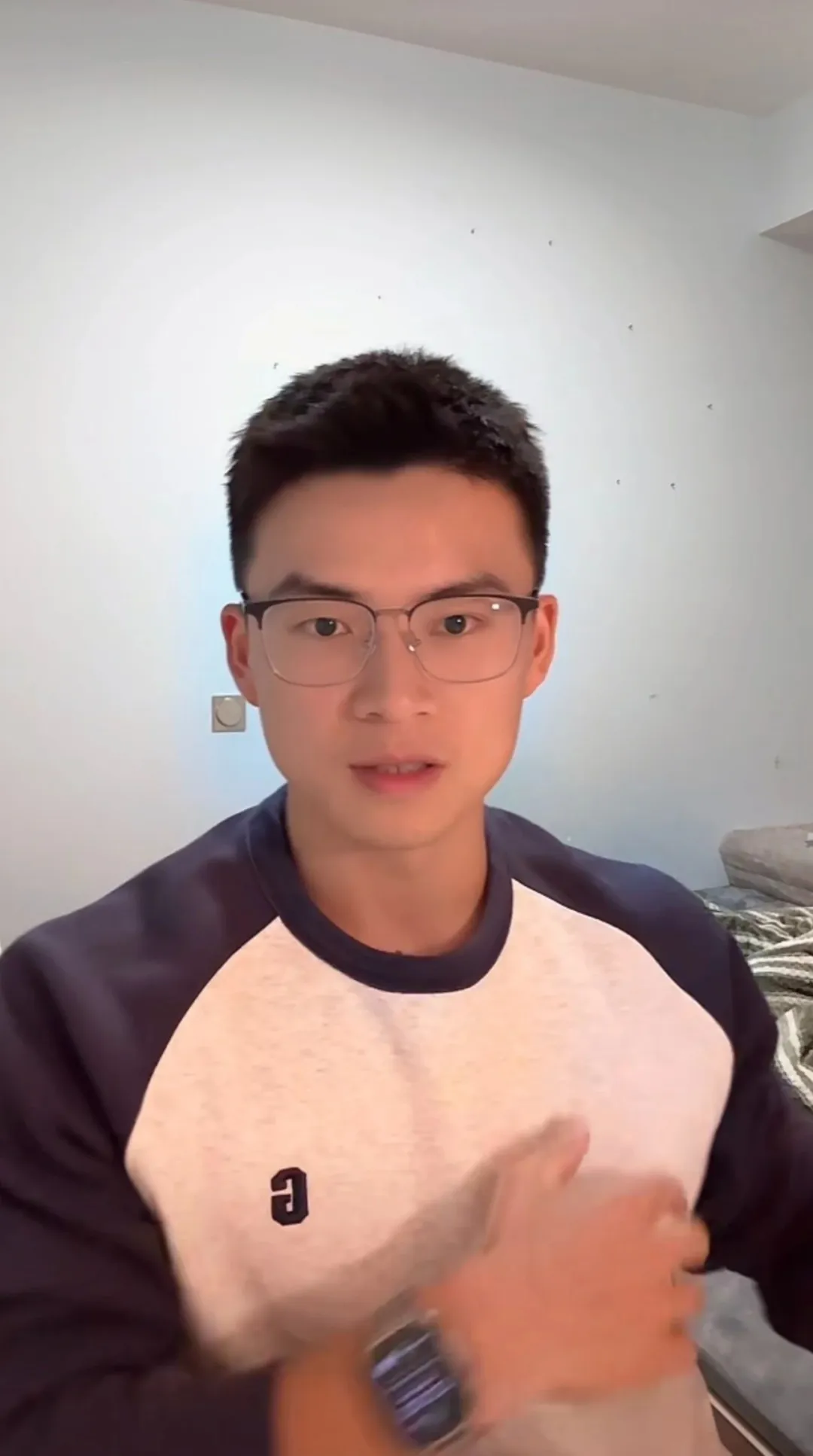 壹臣直播回归！正装男主播谈争议事件，粉丝们反应如何？