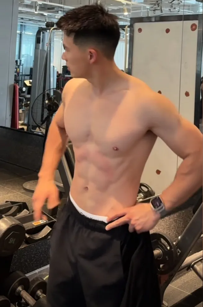 壹臣直播回归！正装男主播谈争议事件，粉丝们反应如何？