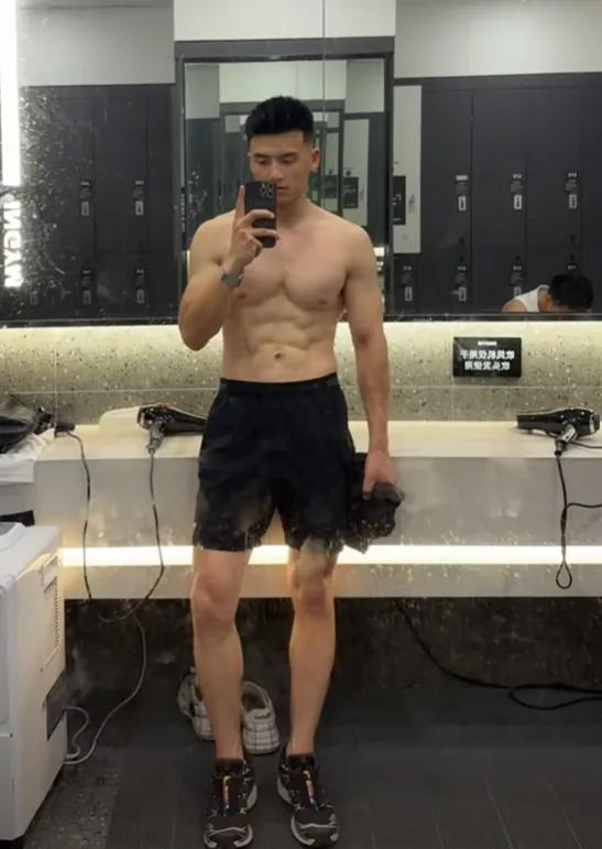 壹臣直播回归！正装男主播谈争议事件，粉丝们反应如何？