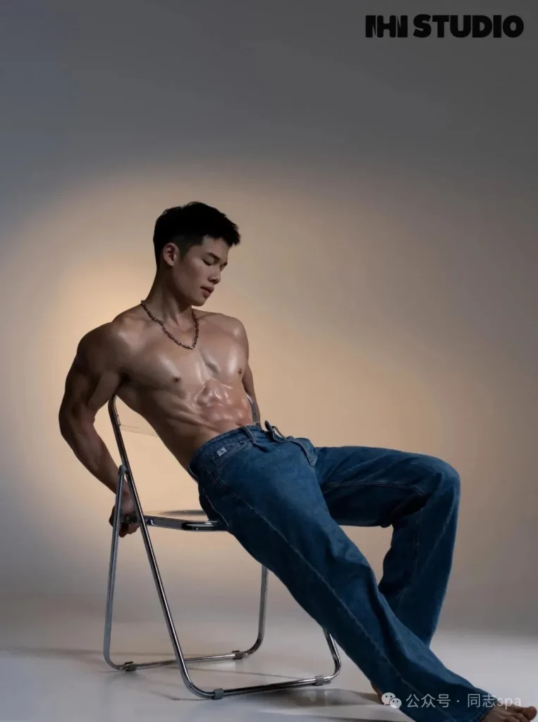 退伍 WJ 帅兵哥，180cm 黑皮精壮肌肉太可了！