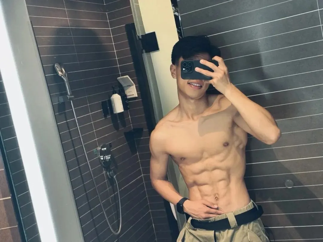 一张封神，23 岁薄肌男大还有腹毛！
