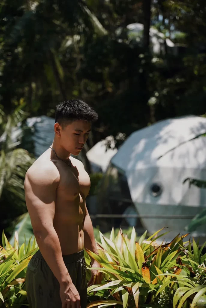 宽背窄腰白袜，183cm 肌肉型男秀完美身材迎接秋天