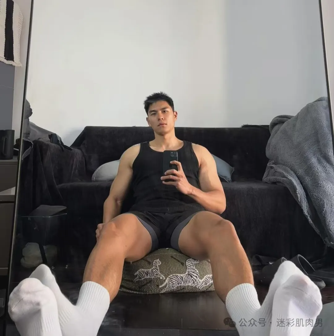 穿紧身裤的运动男长的真好看，粗壮长腿太太显眼了！