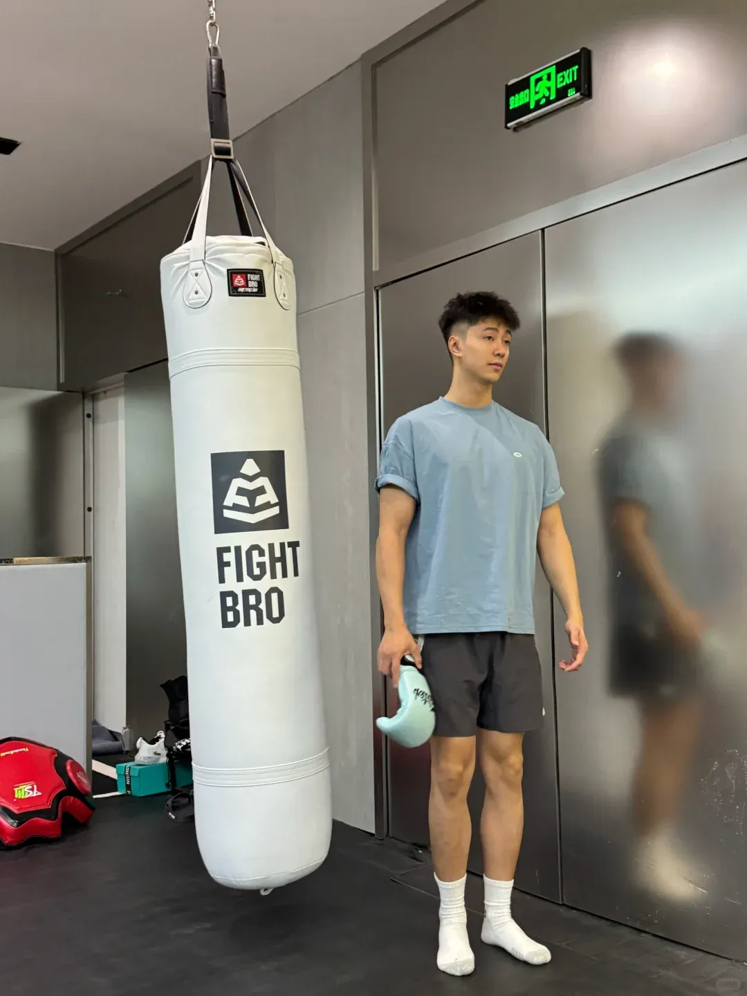 冬天别偷懒！185cm 白袜男邀你寒冬坚持健身