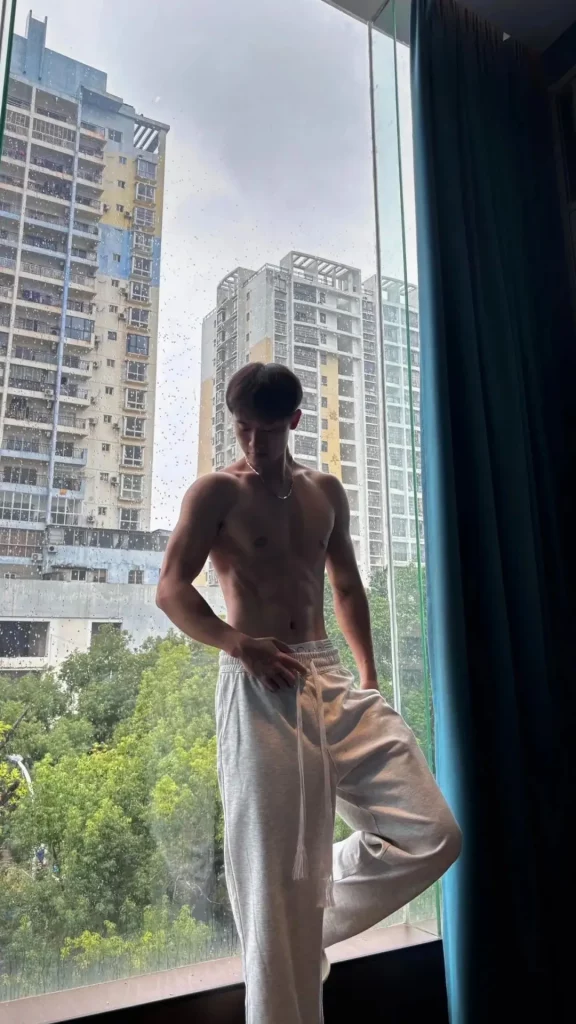 黑皮小哥玩划艇腹肌太美，广西小伙从不让人失望！