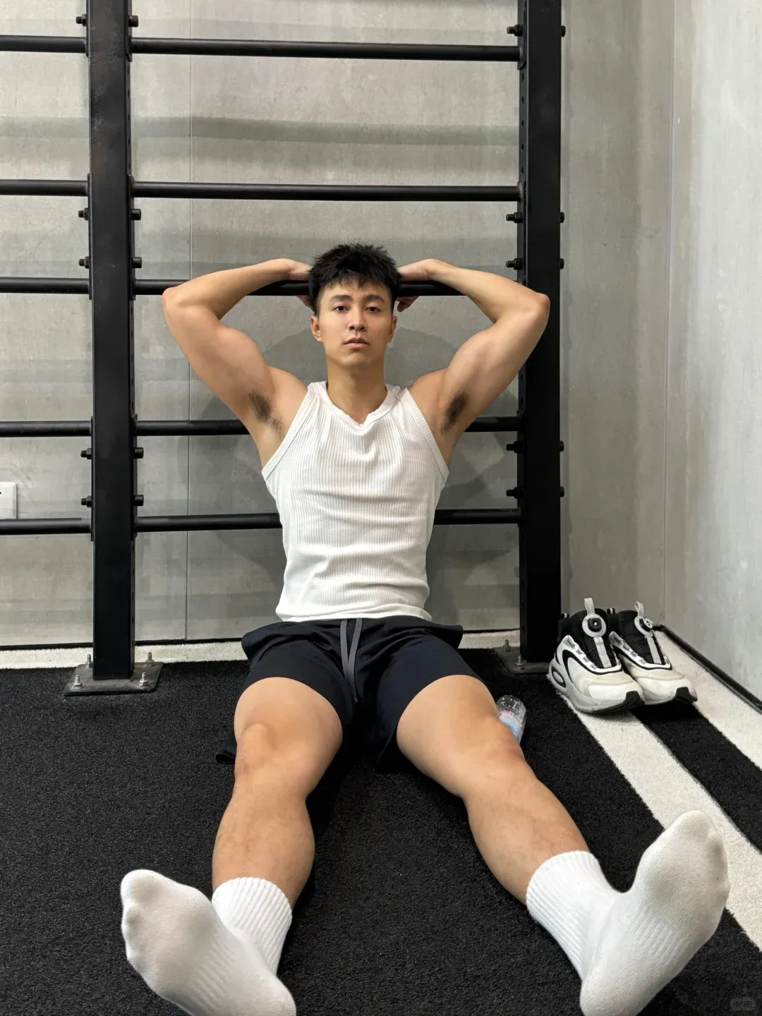 冬天别偷懒！185cm 白袜男邀你寒冬坚持健身