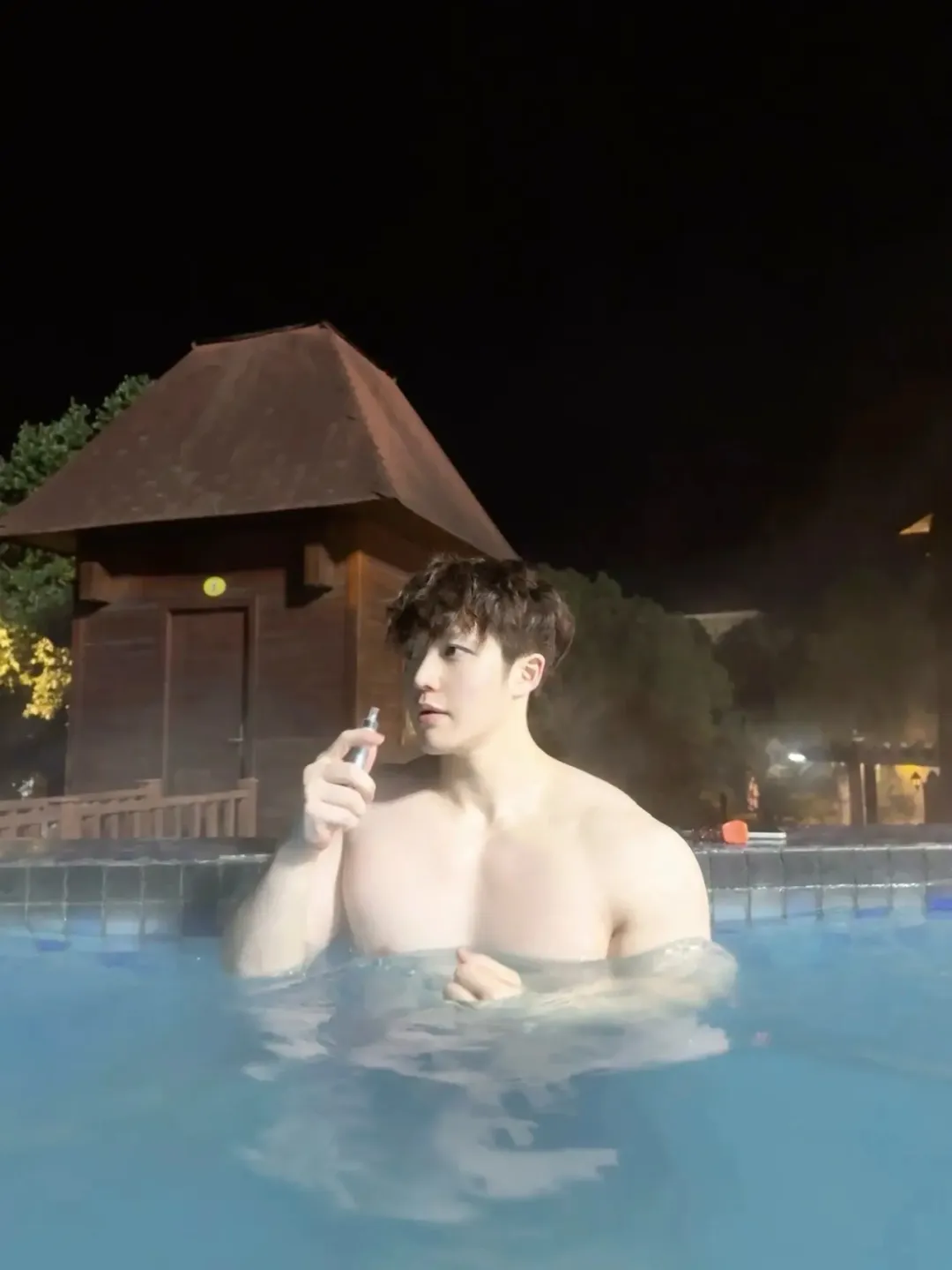 男模肌肉线条绝了，侧脸帅到舔屏！