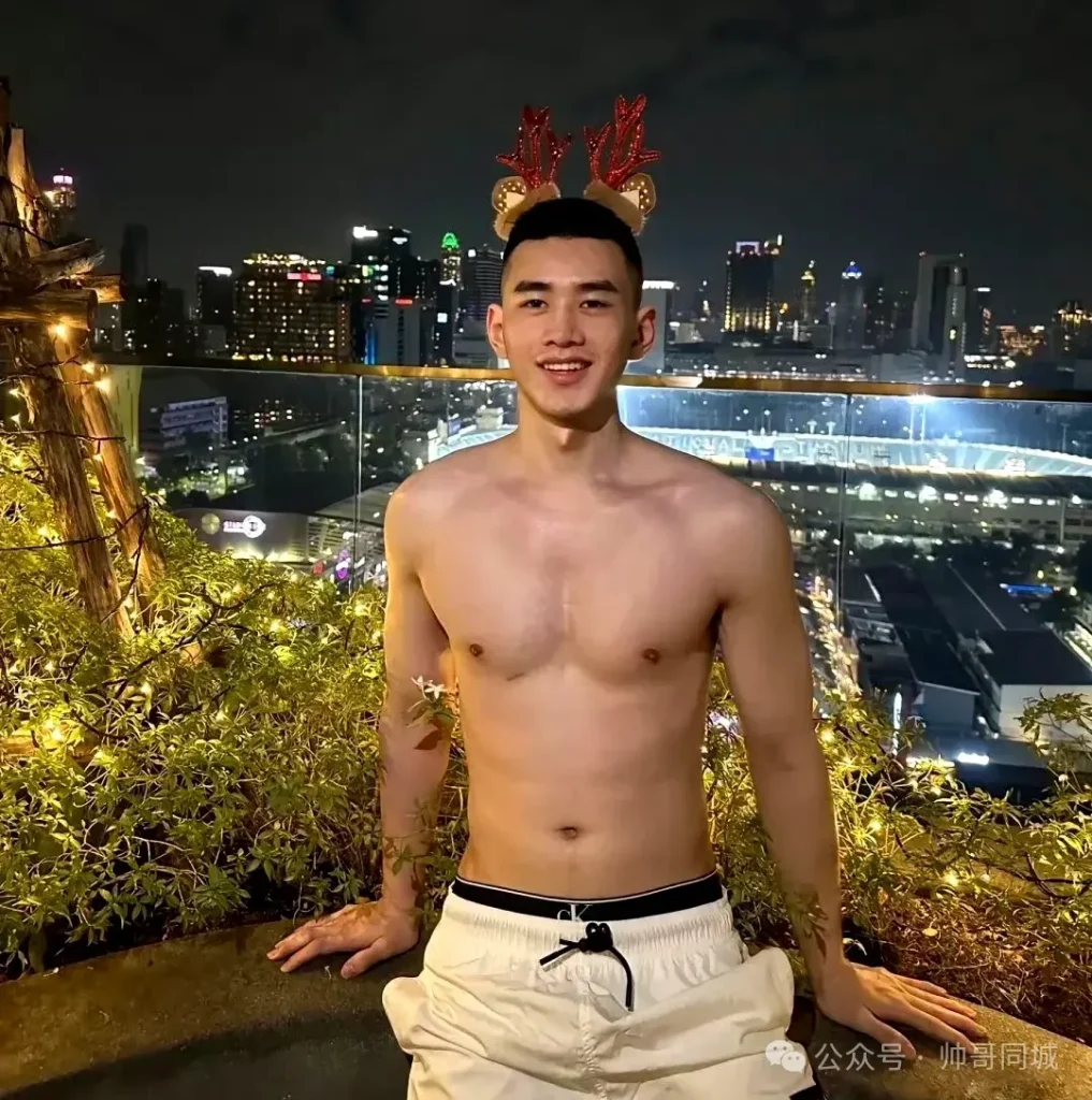 海边阳光帅气肌肉男散发荷尔蒙！
