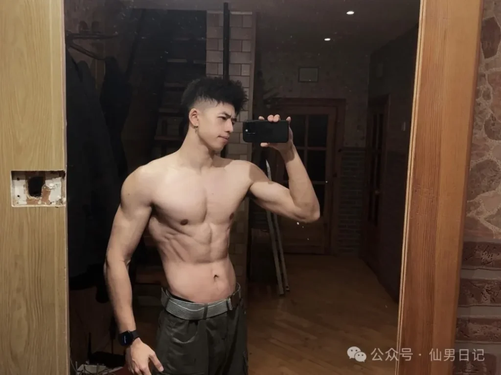 时隔两年，这个 188cm 体育生男大回来了……
