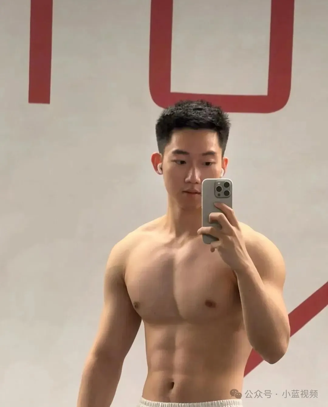 02 年退役兵哥哥，阳光型男颜值身材双在线！