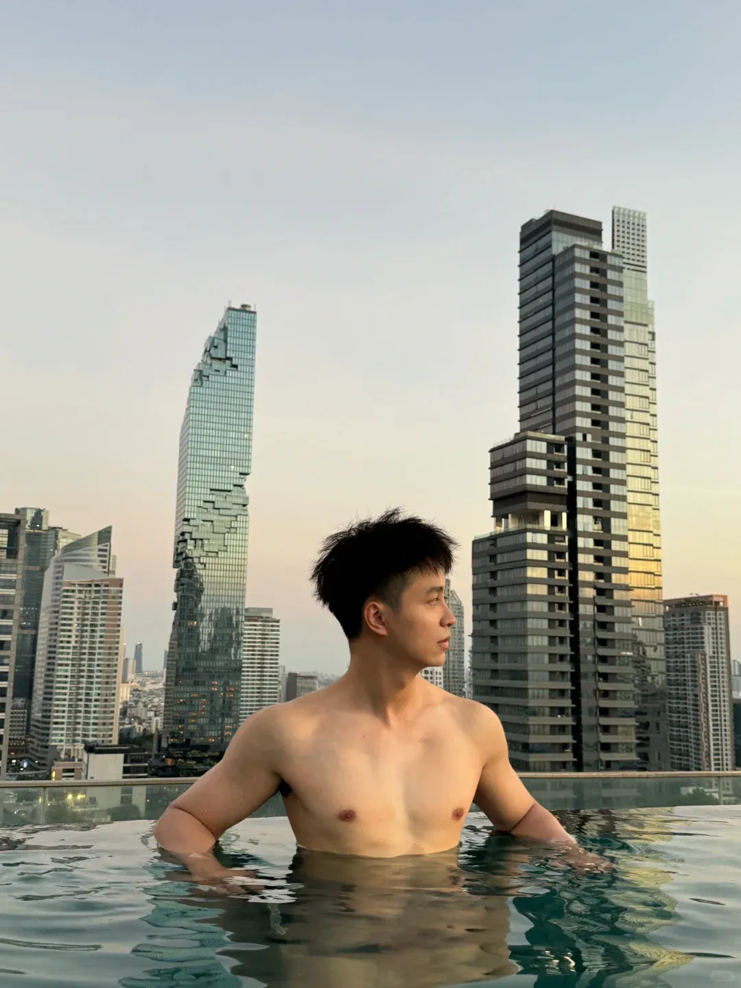 冬天别偷懒！185cm 白袜男邀你寒冬坚持健身