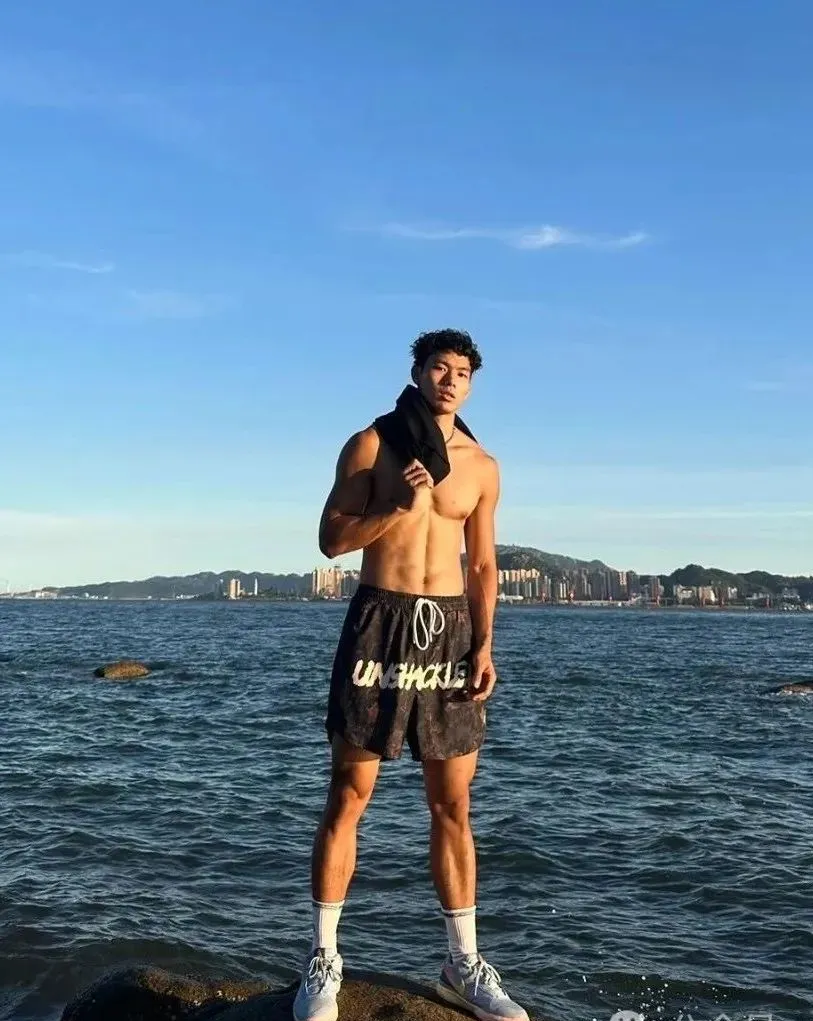 187CM 黑皮腹肌高弹猛男，广东大盘肌！