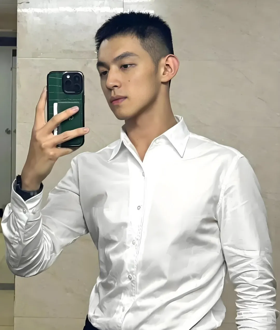 男生“两边掏空”发型清爽帅气,建议试试这 3 款,剪完不帅你打我 男生“两边掏空”发型清爽帅气,建议试试这 3 款,剪完不帅你打我