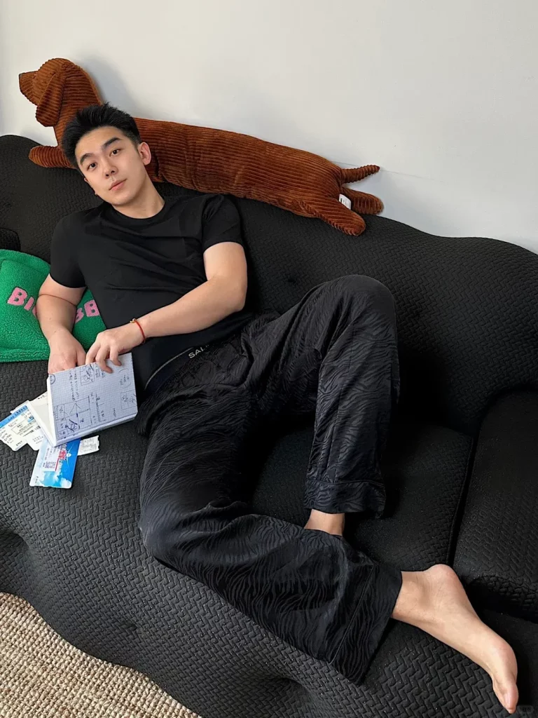 正装也能玩出不一样的帅气感