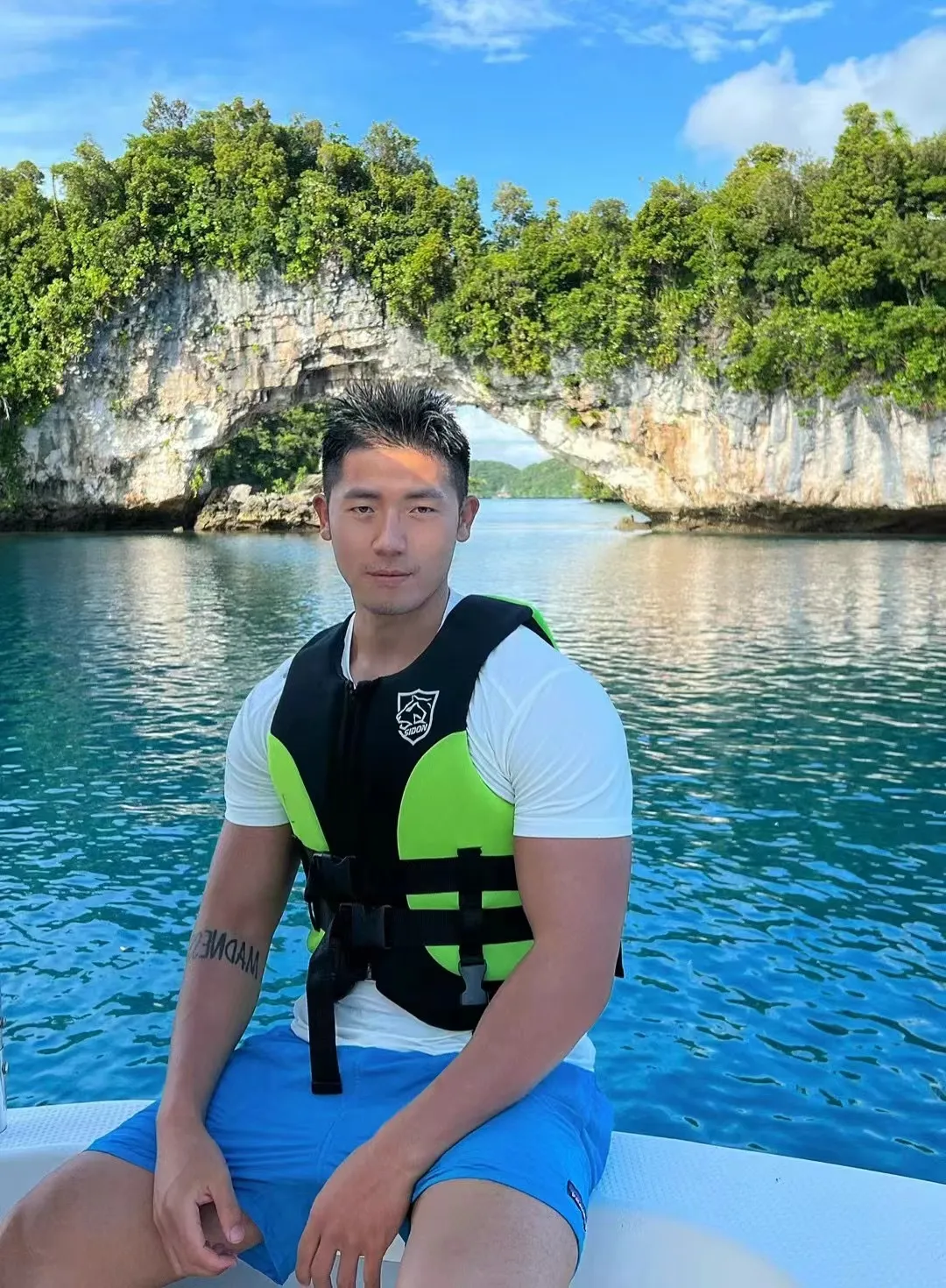 推特爆红的黑皮肌肉体育生,到底是谁在享用? 推特爆红的黑皮肌肉体育生,到底是谁在享用?