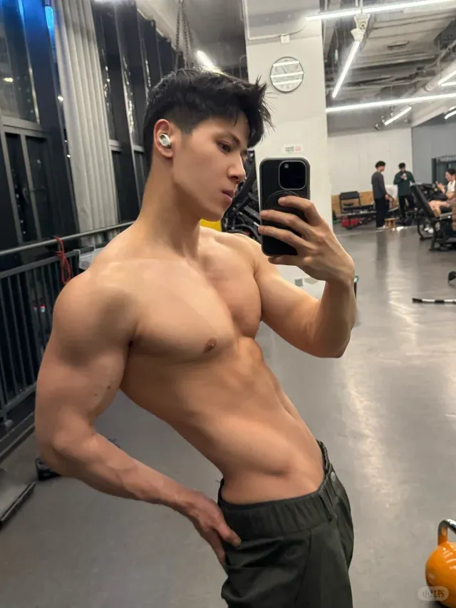 斩男又斩女！第一批回村的肌肉体育生，凭腹肌成了孩子王