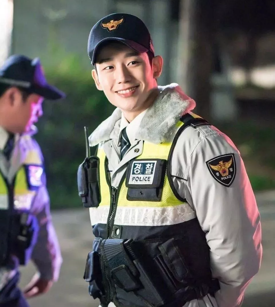 37 岁丁海寅丑成这个样子了？！网友直呼性缩力拉满了！