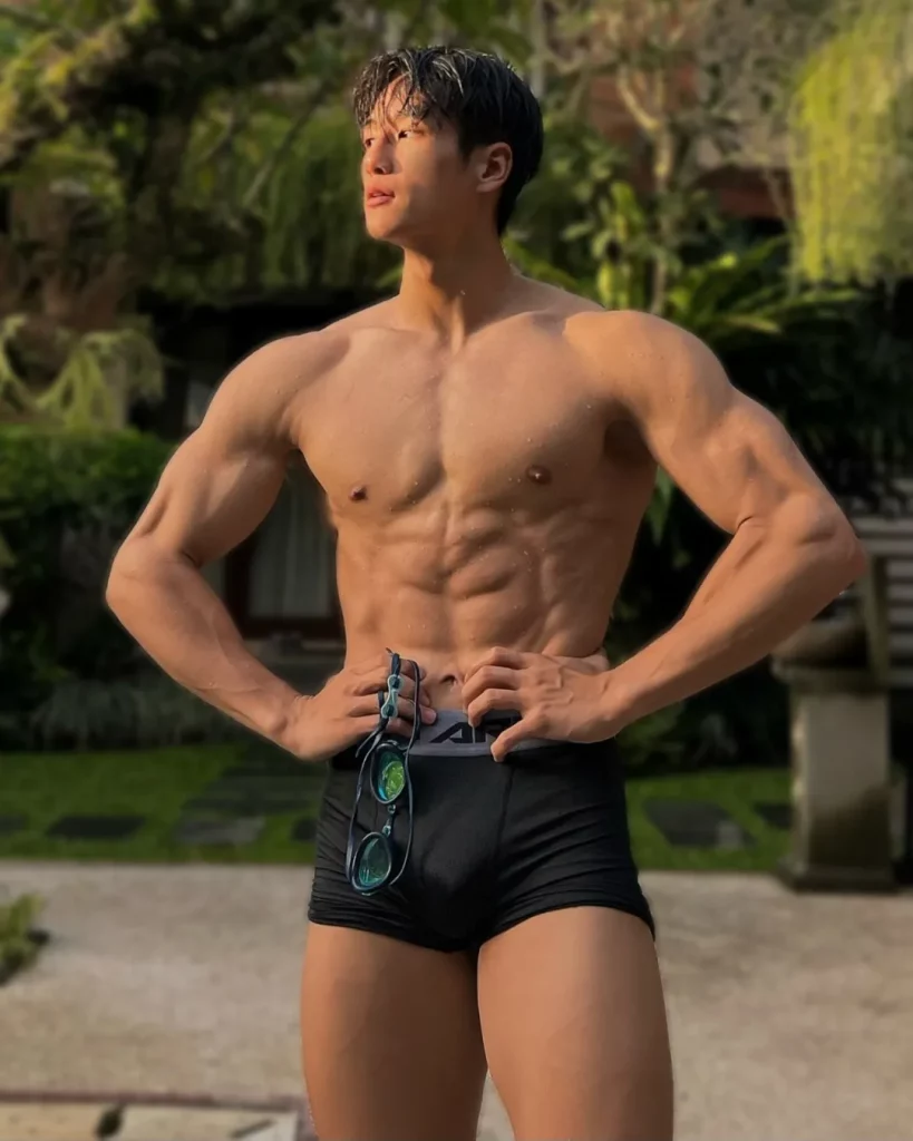 黑皮健身大神亮色泳裤海滩秀肌肉，身材太撩了！