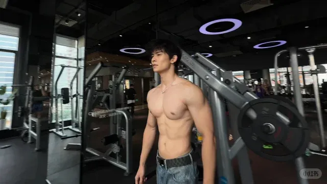 “大耳朵图图”的卷发肌肉主播