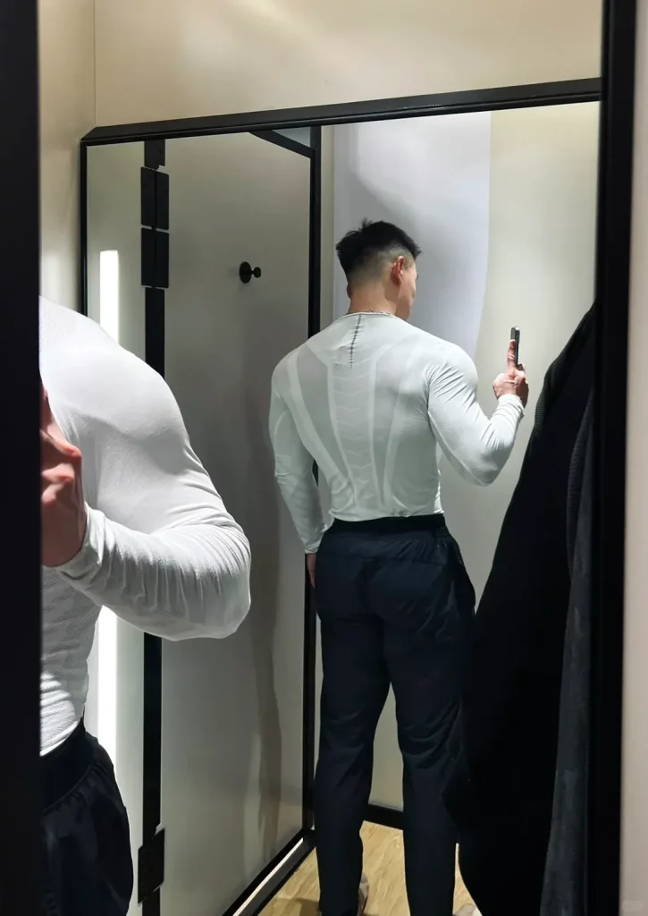 宽背窄腰白袜，183cm 肌肉型男秀完美身材迎接秋天