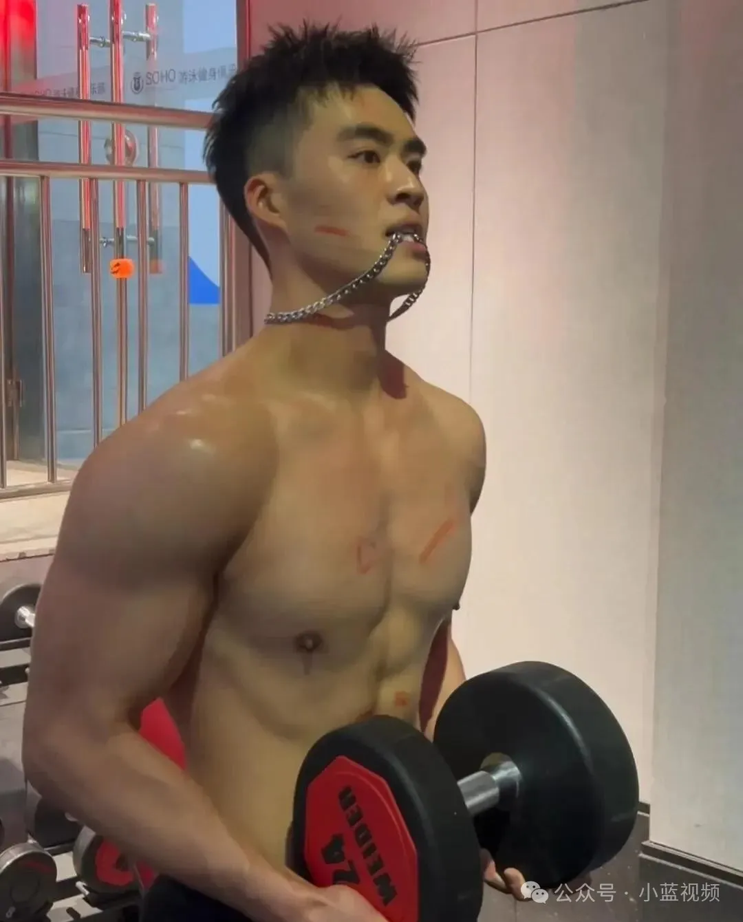 海军退役帅气大男孩，麒麟臂身材线条真好看！