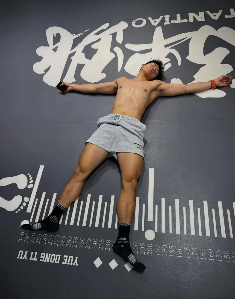 187CM 黑皮腹肌高弹猛男，广东大盘肌！