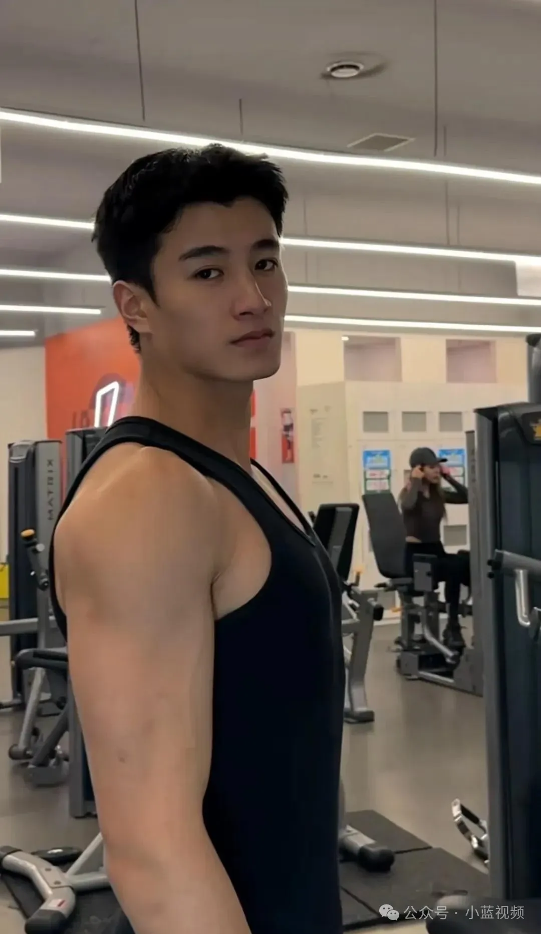 痞帅忧郁型男，肌肉曲线流畅俊美！