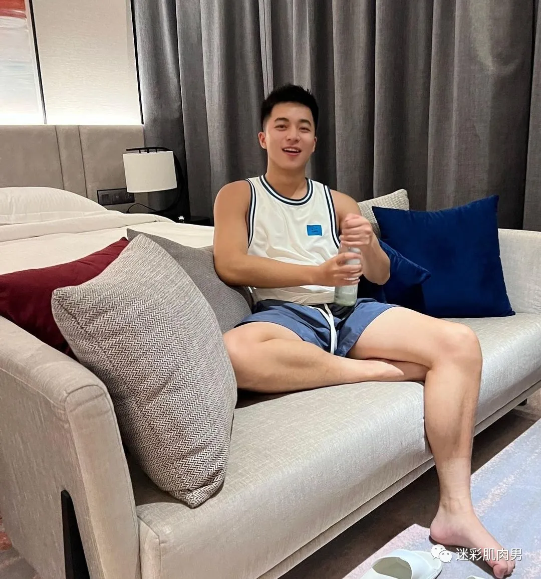 教英语的正装老师翘臀私照扒到，山东大汉子真大！！