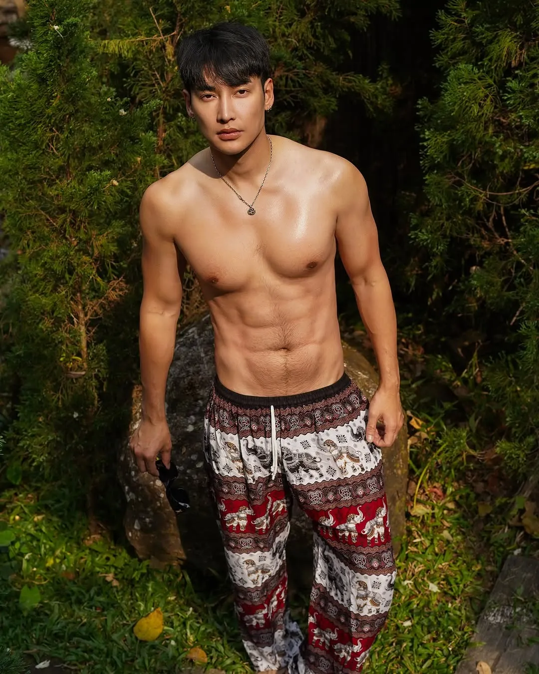 泰星一大早游山玩水，就只为了拍腹肌照？