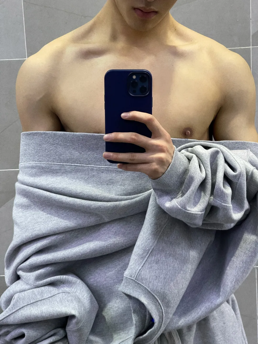 戴眼镜的腹肌男主播：白天卖茶，晚上 cos 蝙蝠侠？