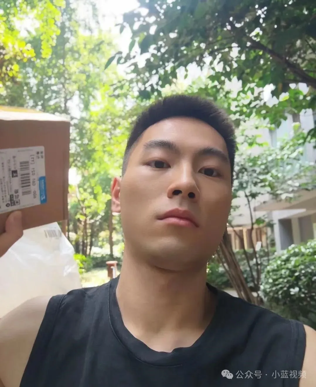 00 后薄肌小哥浴室照曝光，荷尔蒙溢出了！