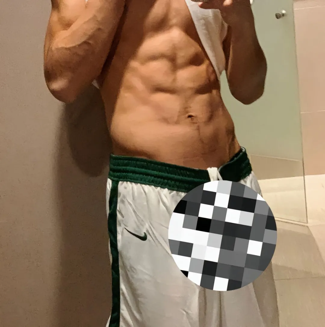 湖北 19 岁篮球体育生男大，自拍照充满性张力！