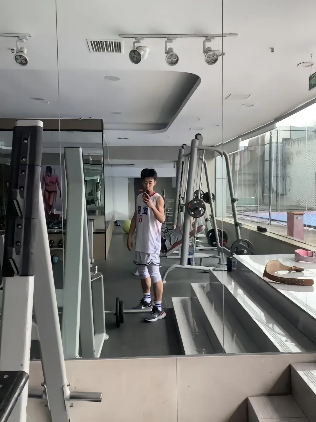 湖北 19 岁篮球体育生男大，自拍照充满性张力！