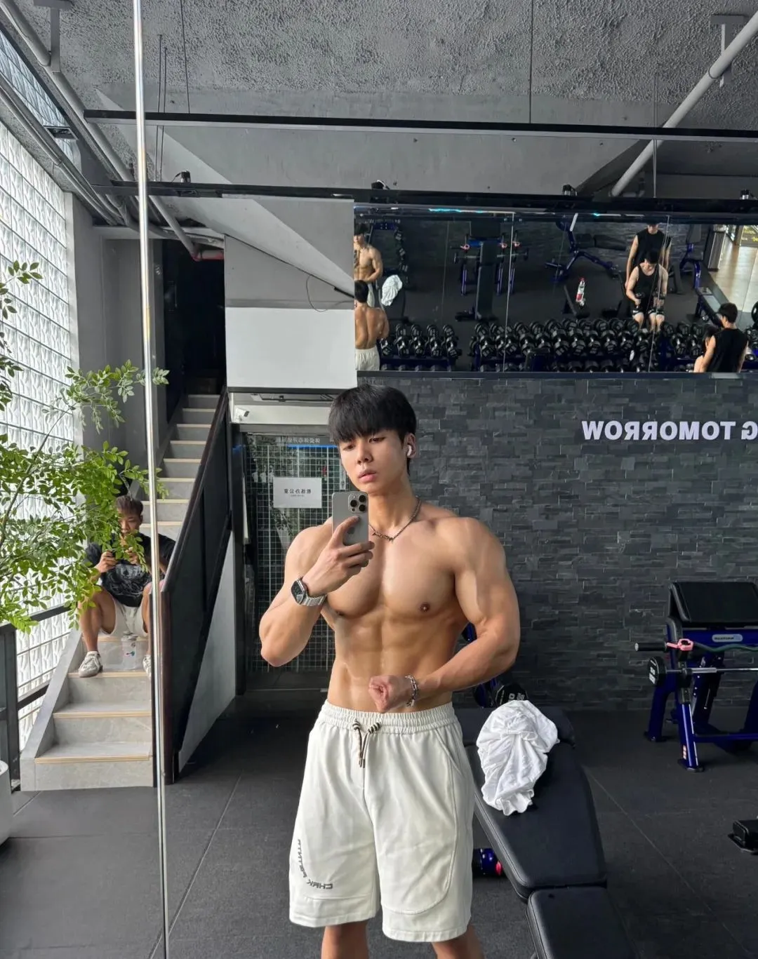 182cm 巧克力腹肌男菩萨，超会拍照！
