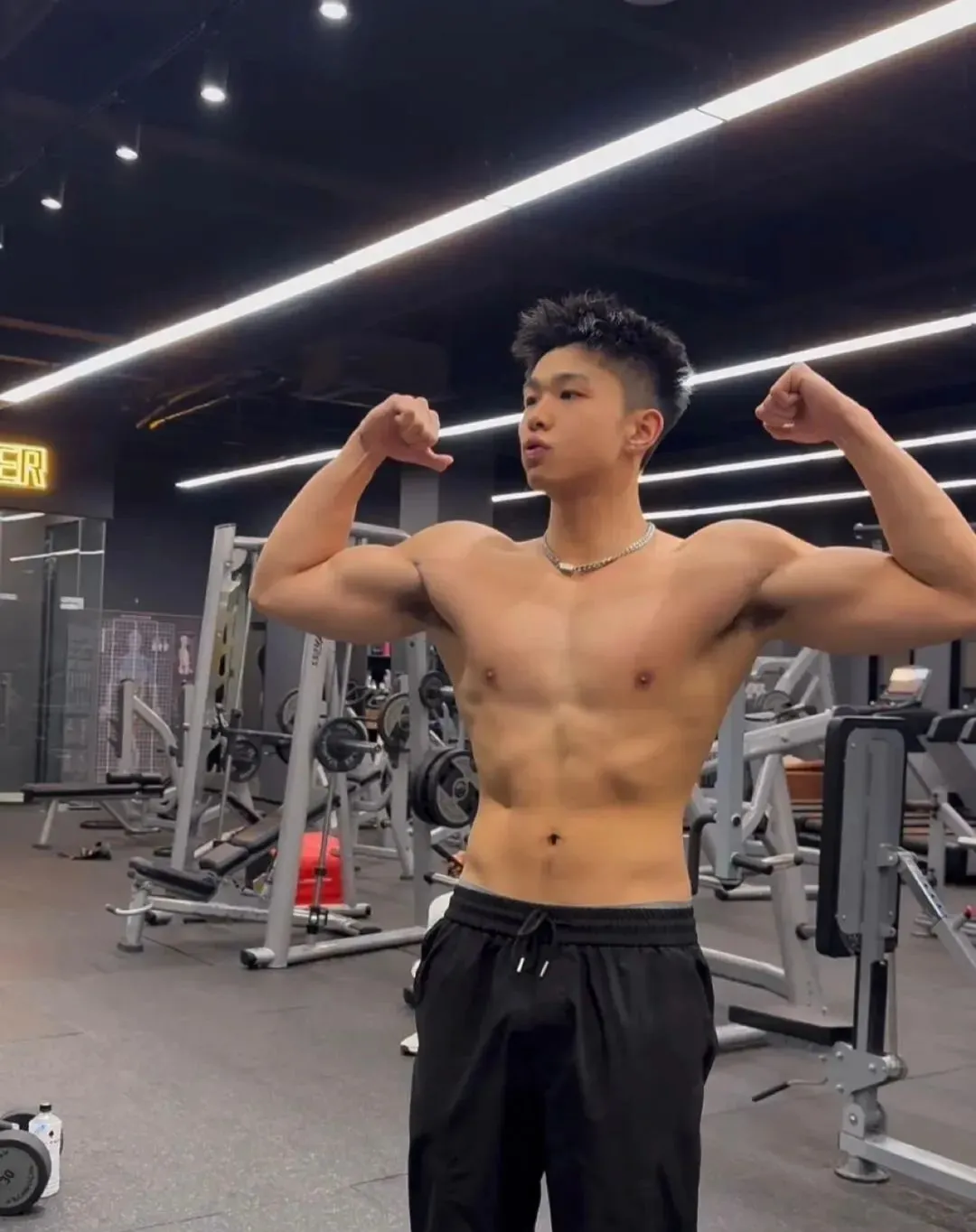湖南 192CM 的伴郎太帅了！脱掉正装肌肉身材更诱人！