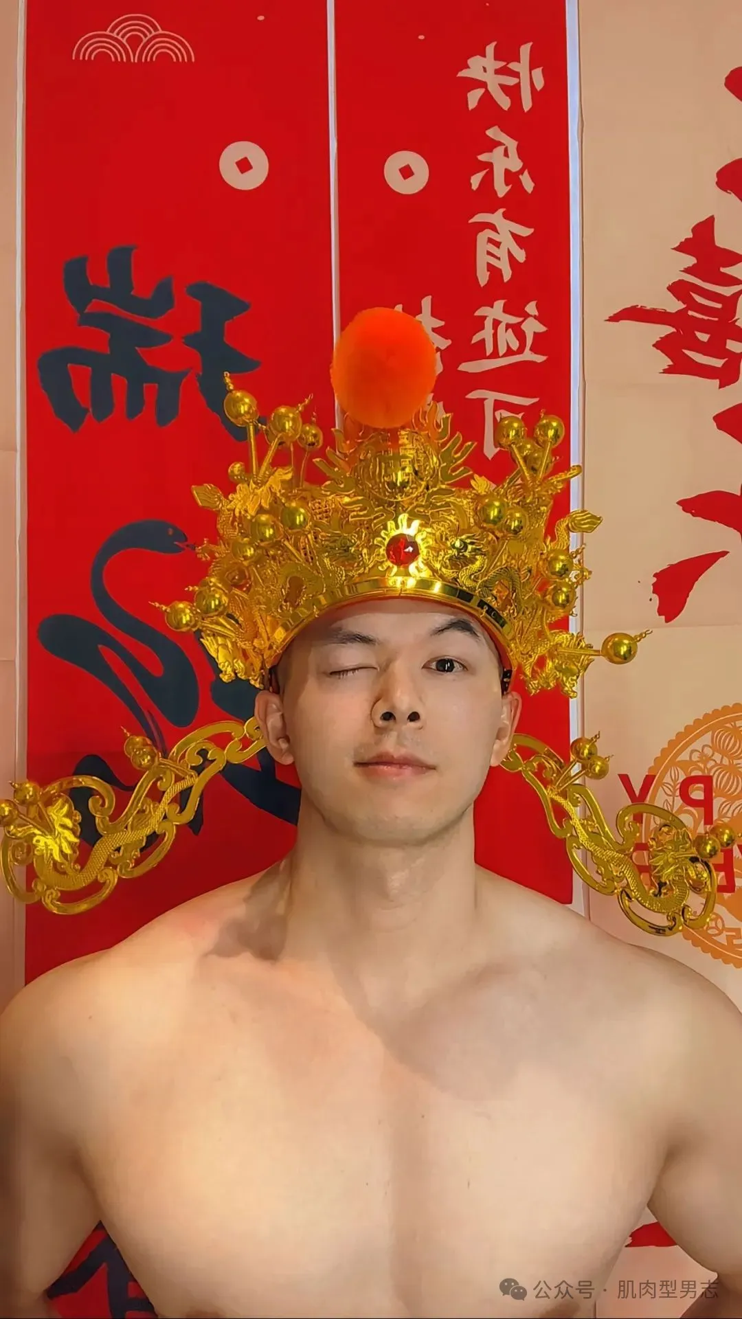 一肌肉小哥 cos 财神意外走红！这也太会拍了！
