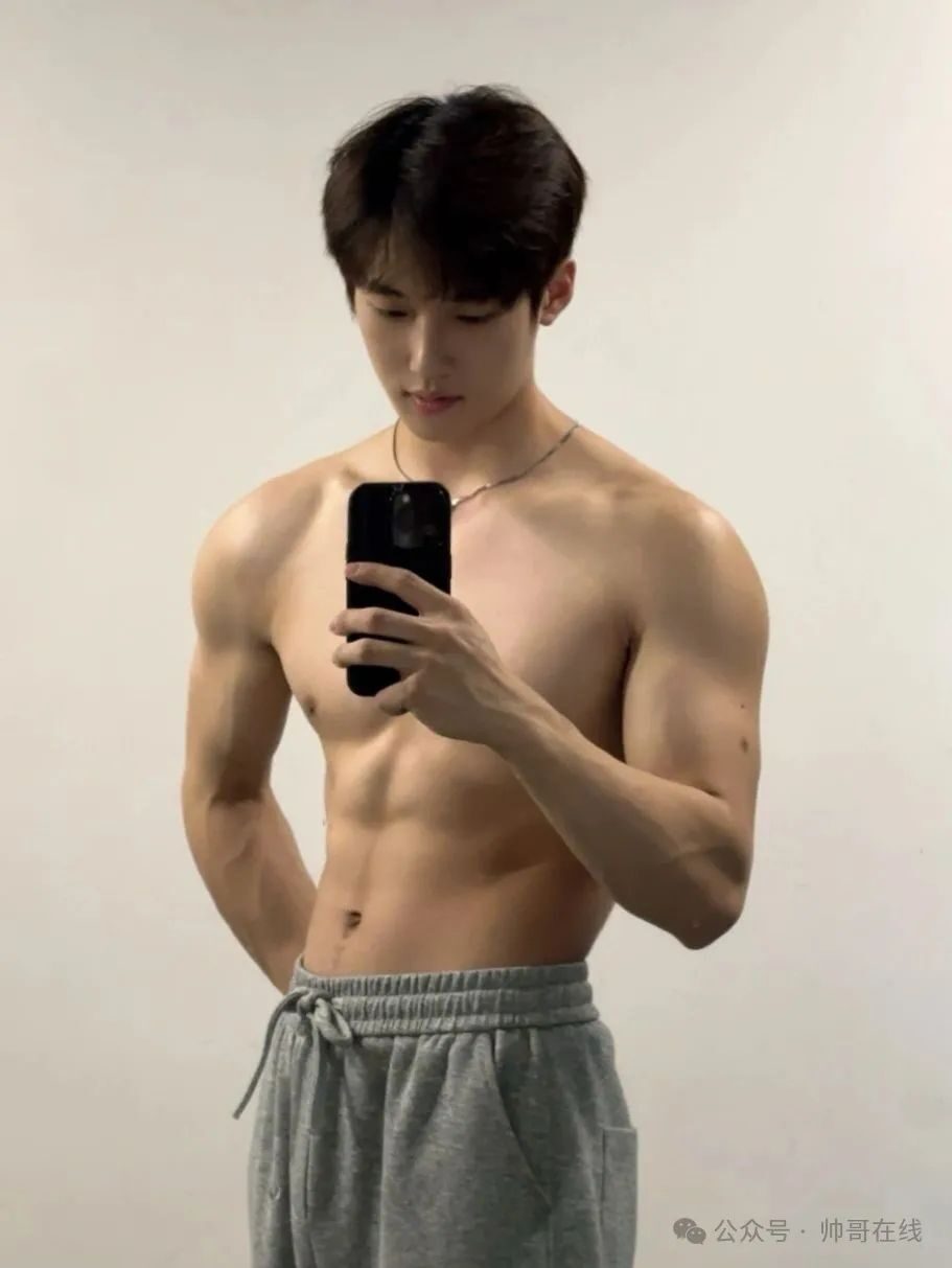 辛止蕾最爱的光膀子双肩包肌肉健身男大帅哥！