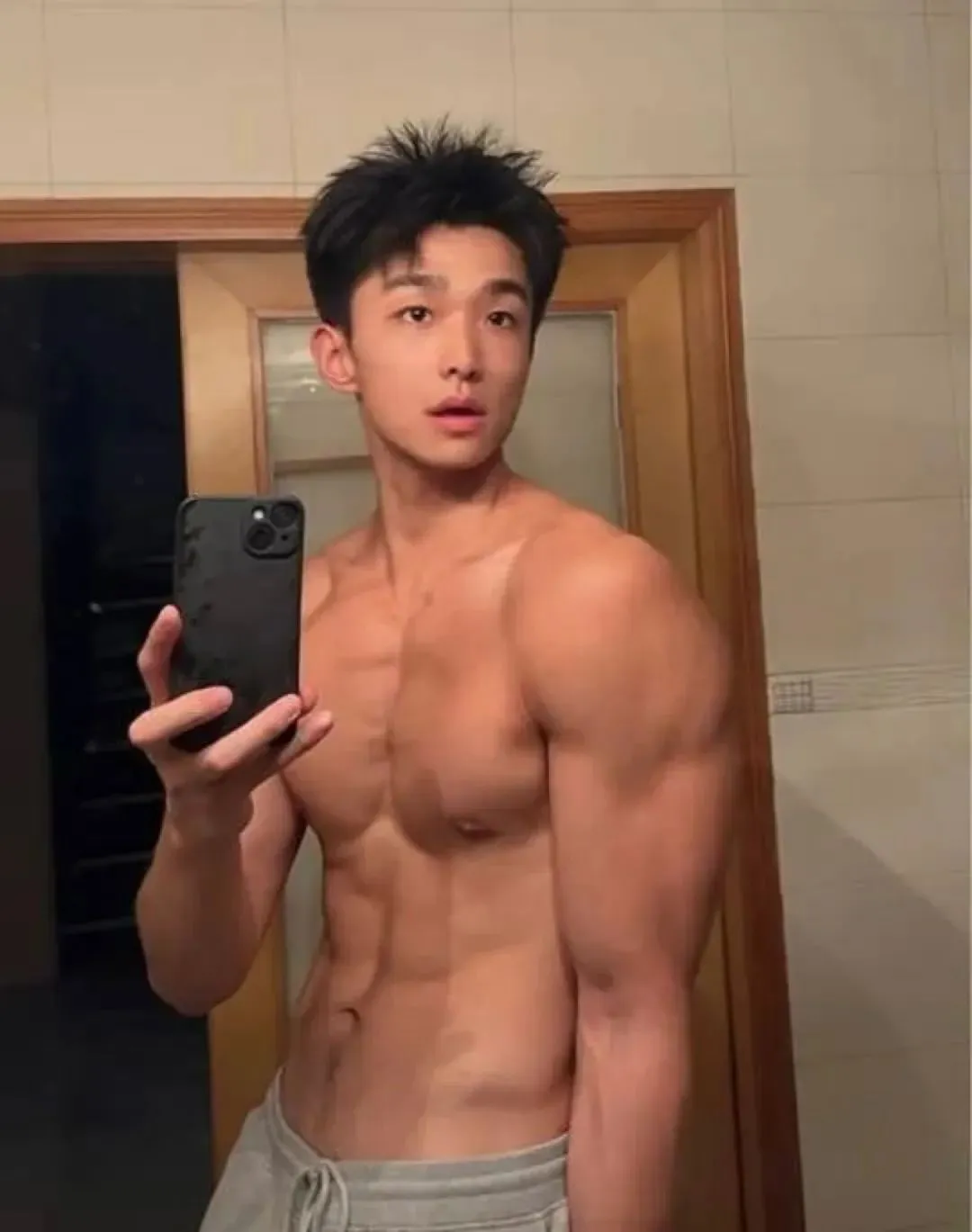 湖南 192CM 的伴郎太帅了！脱掉正装肌肉身材更诱人！