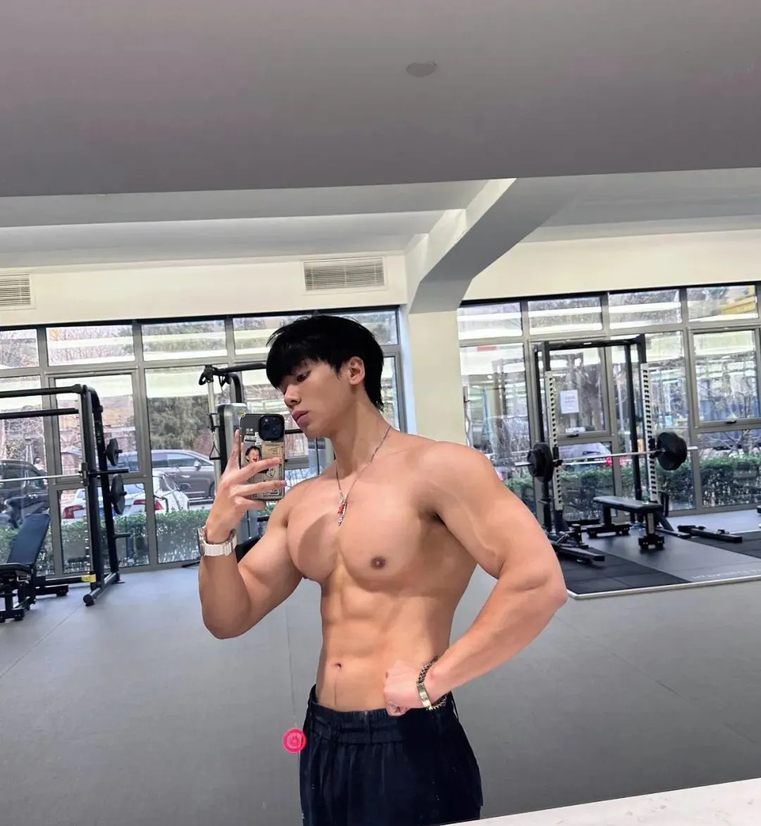 182cm 巧克力腹肌男菩萨，超会拍照！