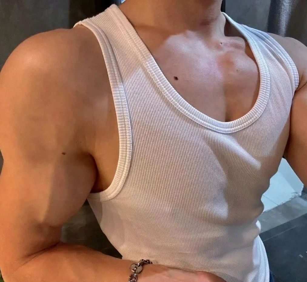张宏涛首次尝试短发写真，肌肉清爽帅气完全天菜
