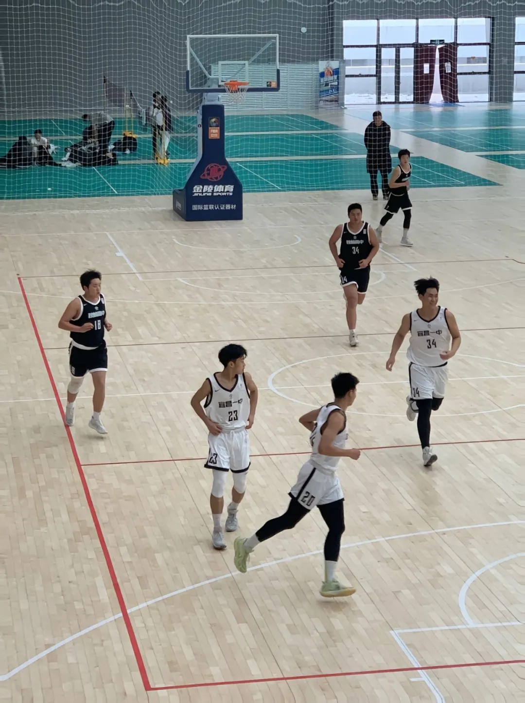 湖北 19 岁篮球体育生男大，自拍照充满性张力！