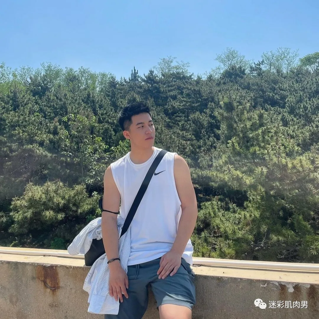 教英语的正装老师翘臀私照扒到，山东大汉子真大！！