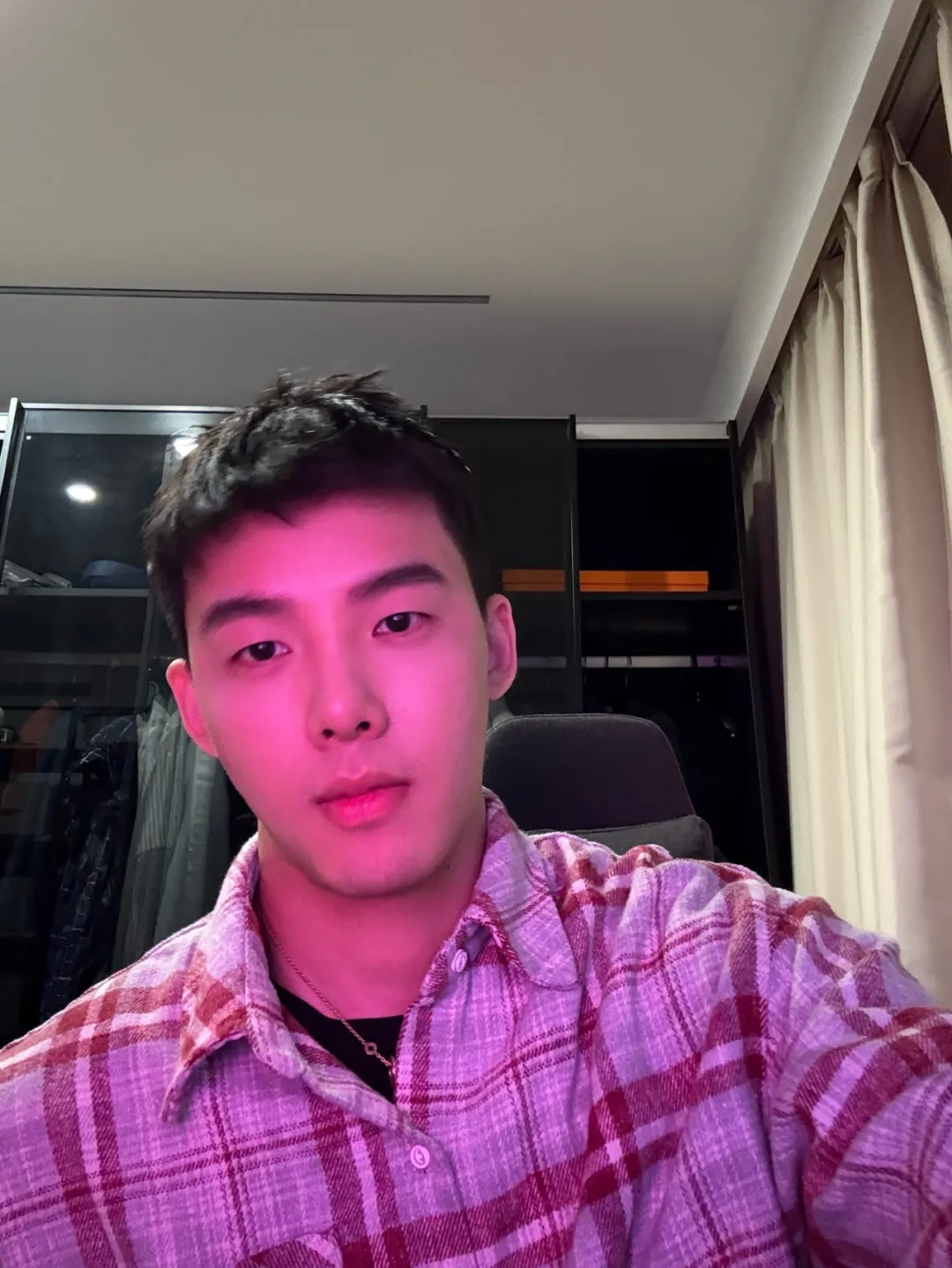 戴眼镜的腹肌男主播:白天卖茶,晚上 cos 蝙蝠侠? 戴眼镜的腹肌男主播:白天卖茶,晚上 cos 蝙蝠侠?