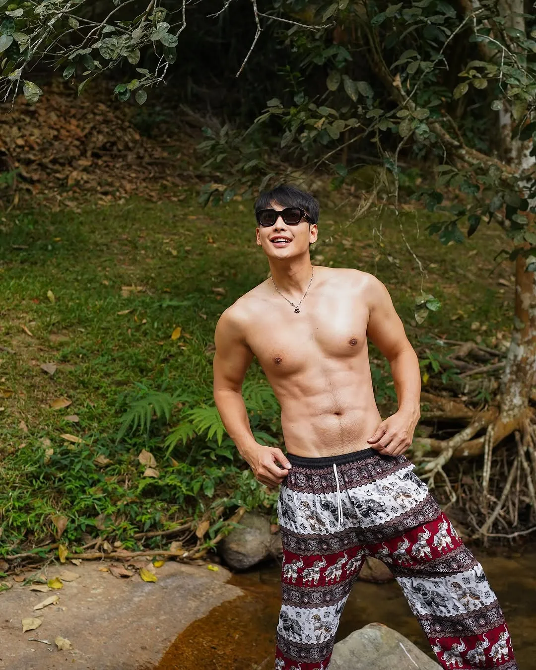 泰星一大早游山玩水，就只为了拍腹肌照？
