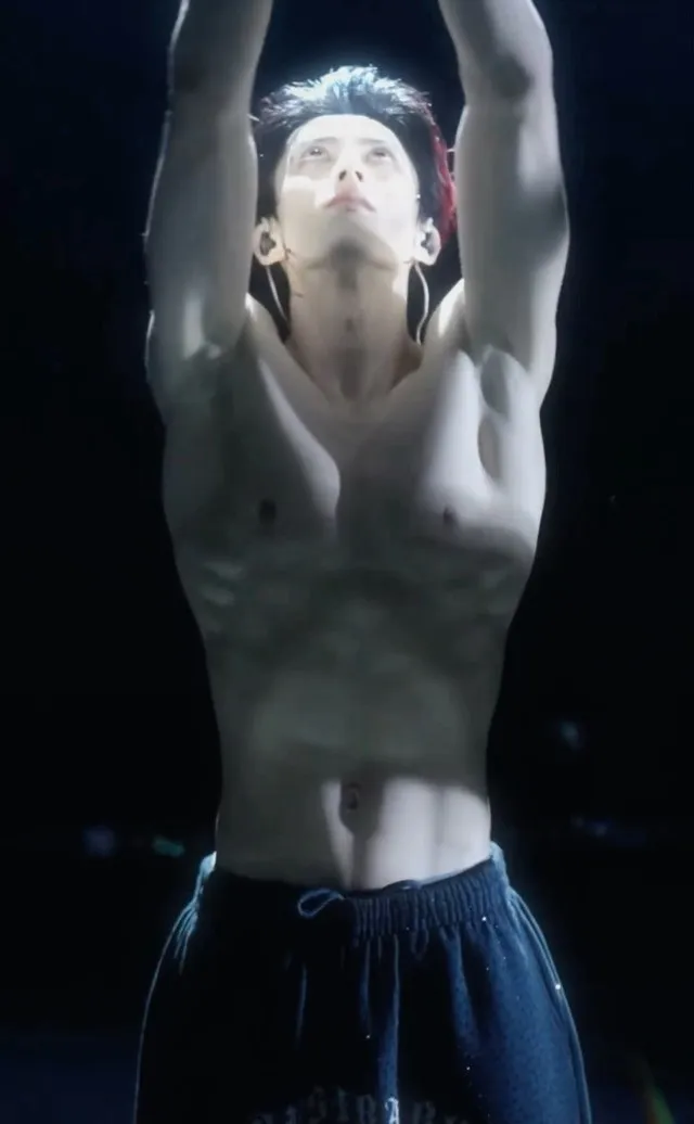 张彬彬难得晒腹肌，明明很宠粉却被粉丝吐槽？原因让人哭笑不得！