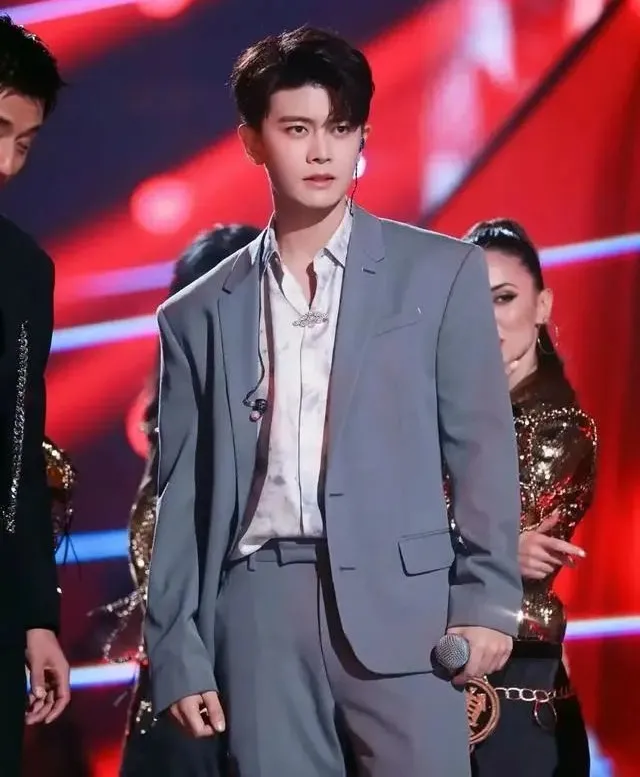英年早婚的 4 位男明星，与西装适配度 1000%！
