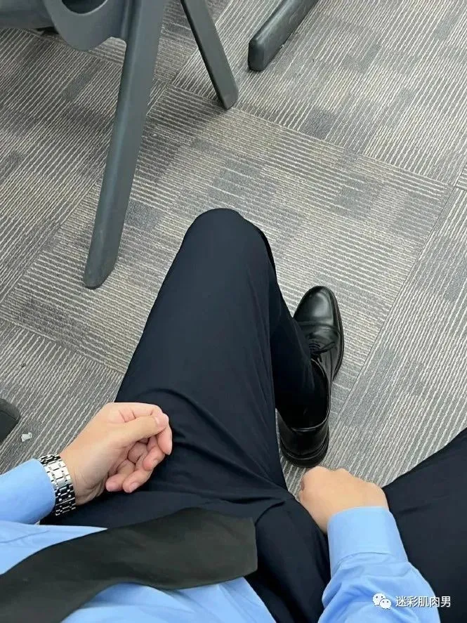 教英语的正装老师翘臀私照扒到，山东大汉子真大！！
